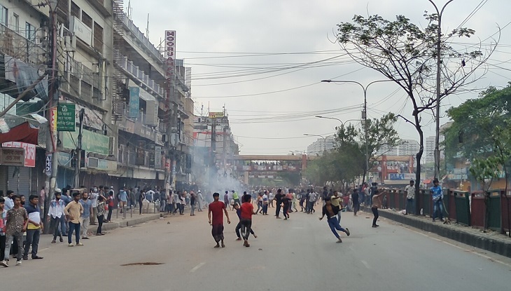ঢাকা কলেজের শিক্ষার্থীদের সঙ্গে ব্যবসায়ীদের ফের সংঘর্ষ