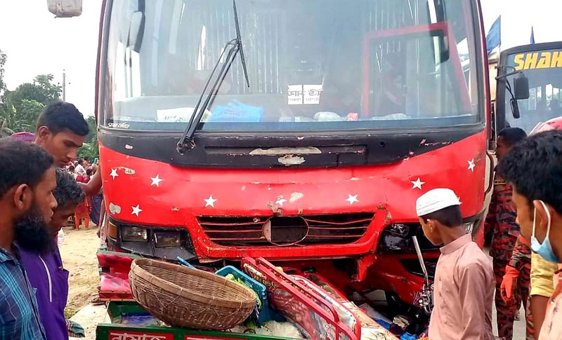 পলাশবাড়ীতে বাস-অটো রিকশার সংঘর্ষে প্রাণ গেল তিনজনের