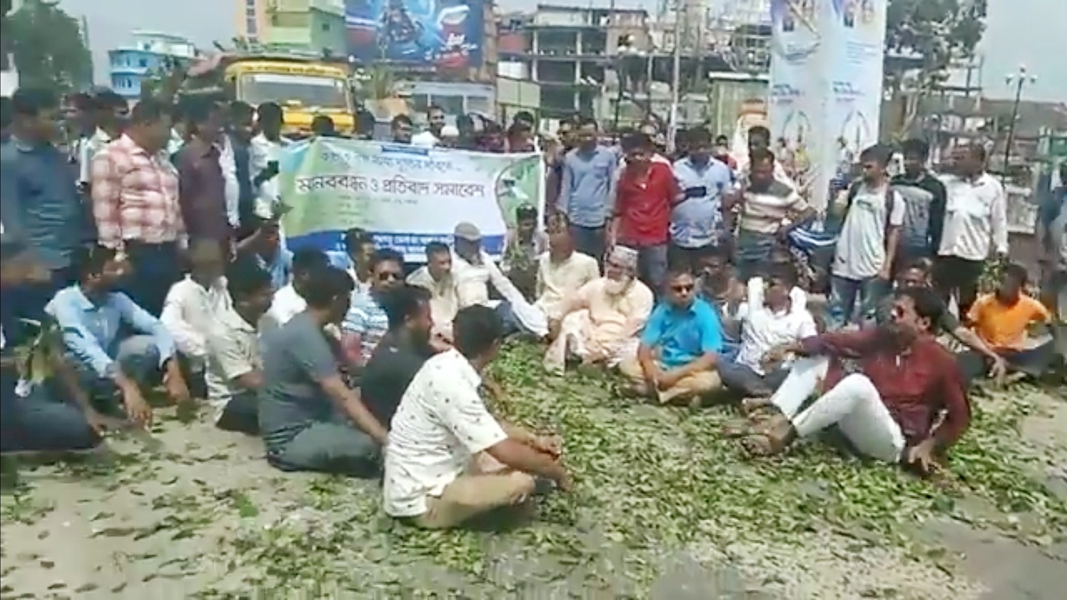 পঞ্চগড়ে রাস্তায় চা পাতা ফেলে প্রতিবাদ ও মানববন্ধন 