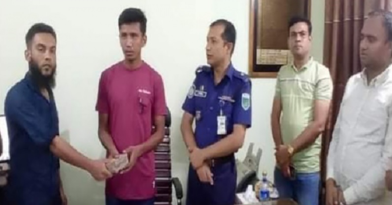 কুড়িয়ে পাওয়া ২৫ লাখ টাকা ফেরত দিলেন ট্রাকচালক