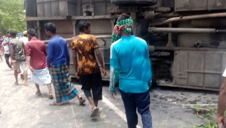 গোপালগঞ্জে বাস-প্রাইভেটকার ও মোটরসাইকেলের ত্রিমুখী সংঘর্ষে নিহত ৮