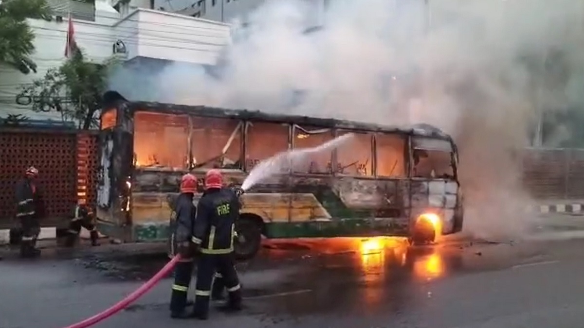 প্রগতি সরণিতে চলন্ত বাসে লাগা আগুন নিয়ন্ত্রণে