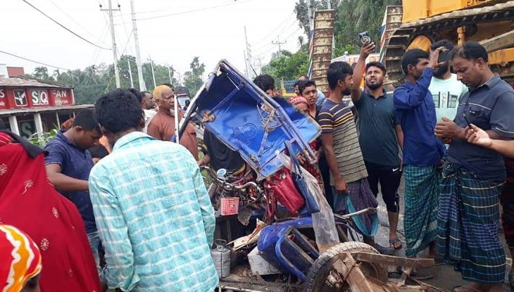 ত্রিমুখী সংঘর্ষে সড়কে ঝরল ৬ প্রাণ