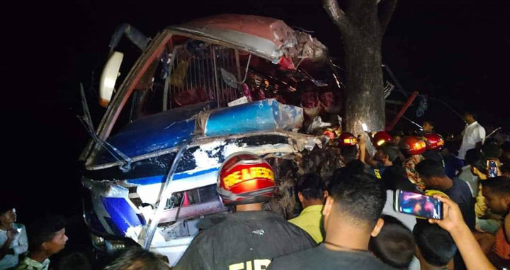 দিনাজপুরে নিয়ন্ত্রণ হারিয়ে গাছের সঙ্গে বাসের ধাক্কা : নিহত ৩