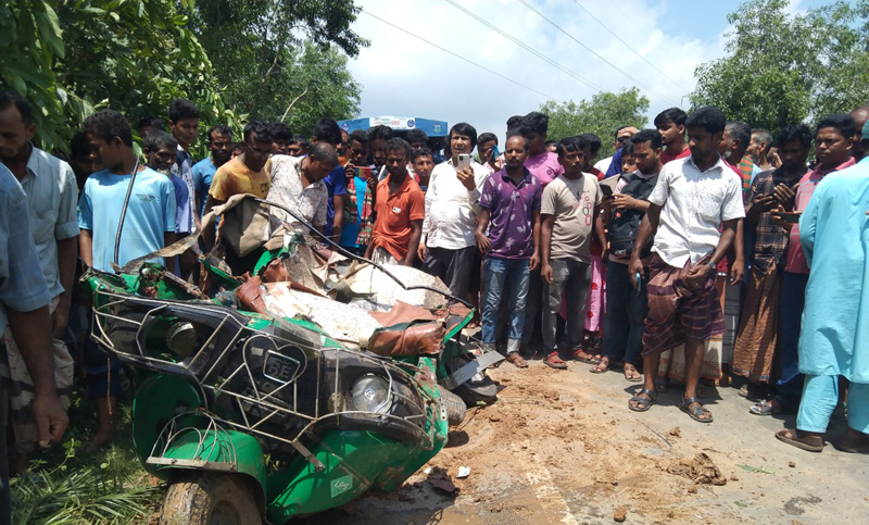 ট্রাকচাপায় প্রাণ হারালেন চার শিক্ষকসহ ৫ জন
