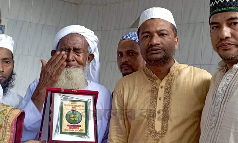 ৫৬ বছর ইমামতি! ঈদের জামাত শেষে অশ্রুসিক্ত বিদায়