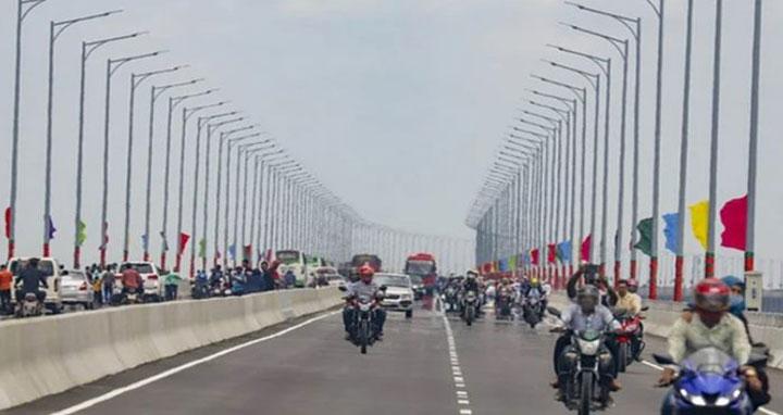 সেলফি তুলে পদ্মা সেতুতে ৯ বাইকার জরিমানার কবলে
