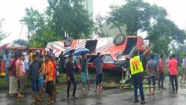 রাজধানীতে বাস উল্টে ১৯ যাত্রী আহত