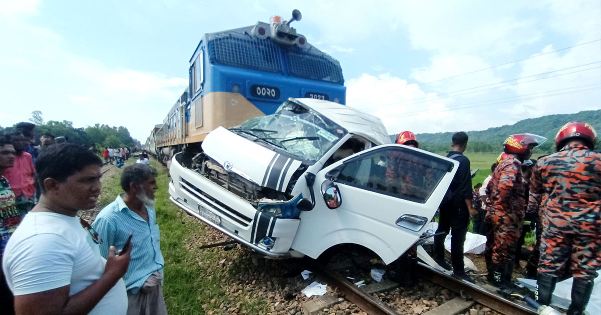 মিরসরাইয়ে মাইক্রোবাসে ট্রেনের ধাক্কা, ১১ পর্যটকের মৃত্যু