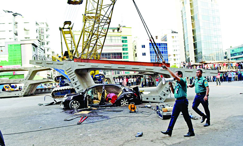 দুর্ঘটনার সময় ক্রেন চালাচ্ছিলেন চালকের সহকারী