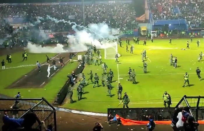 ইন্দোনেশিয়ায় ফুটবল মাঠে পদদলিত হয়ে নিহত বেড়ে ১৭৪