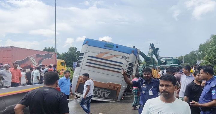টাঙ্গাইলে নিয়ন্ত্রণ হারিয়ে বাস উঠে গেল মাইক্রোর ওপর, নিহত ৬