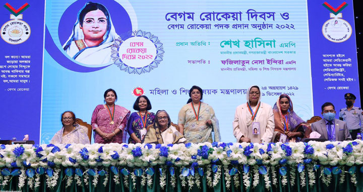 ৫ নারীর হাতে বেগম রোকেয়া পদক তুলে দিলেন প্রধানমন্ত্রী