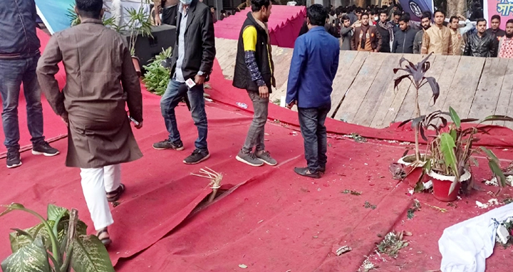 ছাত্রলীগের মঞ্চ ভেঙে পড়ে ৮ জন হাসপাতালে
