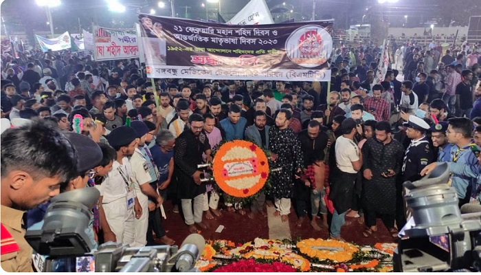 শহীদ মিনারে শ্রদ্ধা জানাতে সর্বস্তরের মানুষ