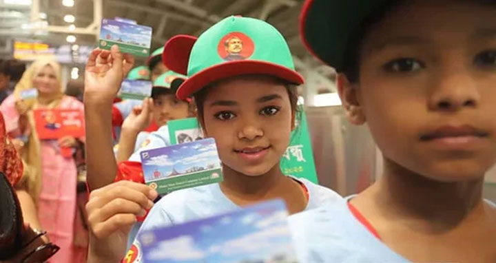 বঙ্গবন্ধুর জন্মদিনে মেট্রোরেলে শিশুদের আনন্দ-উচ্ছ্বাস