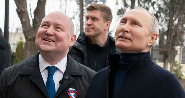 হঠাৎ ইউক্রেনে পুতিন