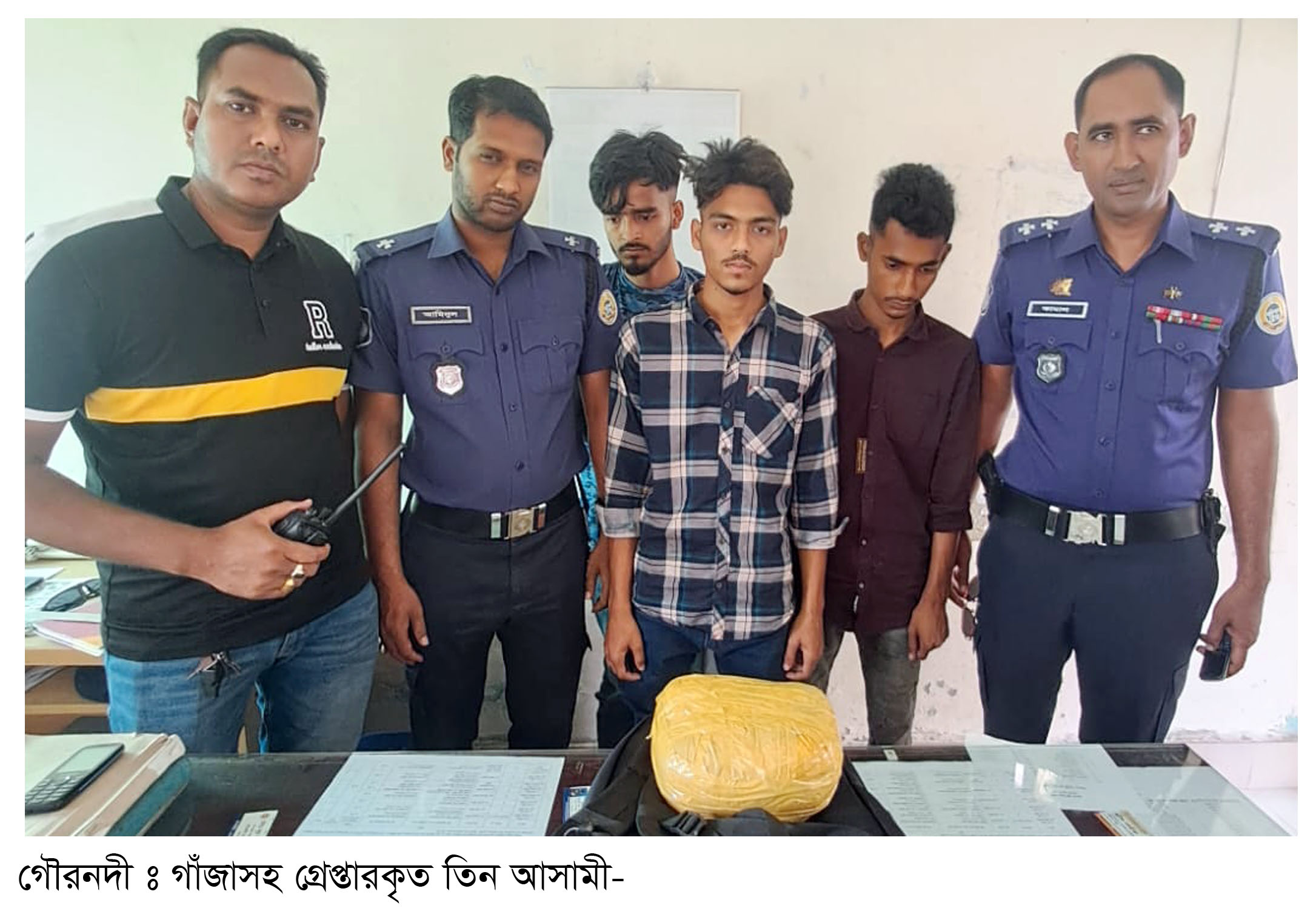 গৌরনদীতে এক কেজি গাঁজাসহ গ্রেফতার-৩