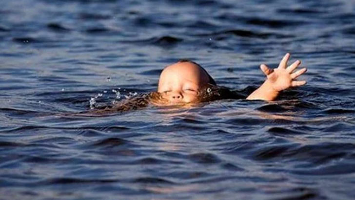 আগৈলঝাড়ায় ফায়ার সার্ভিস কর্মীরা উদ্ধার করছে শিশুর মরদেহ