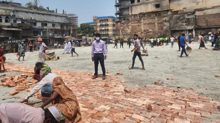 চৌকি বিছিয়ে ব্যবসা করার জন্য প্রস্তুত হচ্ছে বঙ্গবাজার