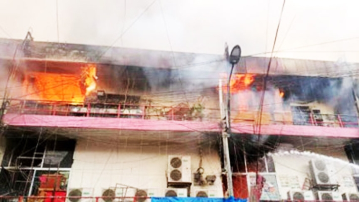 অনির্দিষ্টকালের জন্য নিউমার্কেট বন্ধ ঘোষণা