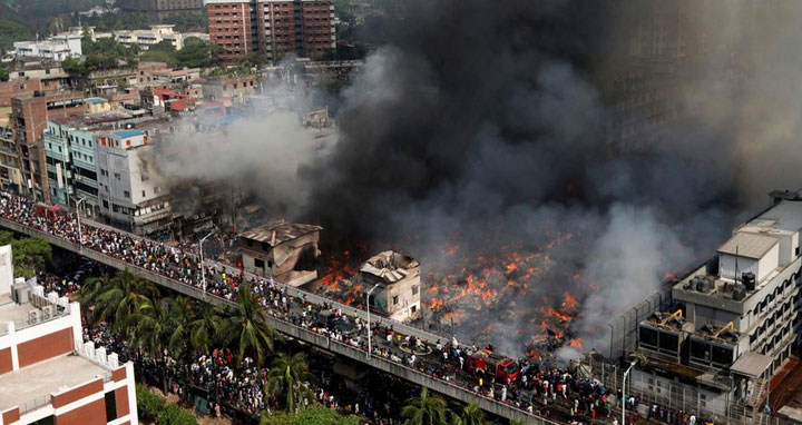 বঙ্গবাজারে পুলিশের ওপর হামলা: ৩০০ জনের নামে মামলা