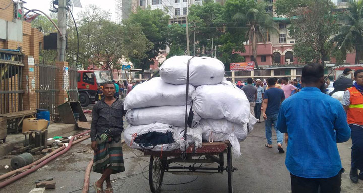 বঙ্গবাজার অগ্নিকাণ্ড : অবশিষ্ট মালামাল সরাচ্ছেন ব্যবসায়ীরা