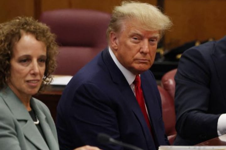 গ্রেপ্তারের পর মুক্ত হয়ে আদালত ছাড়লেন ট্রাম্প