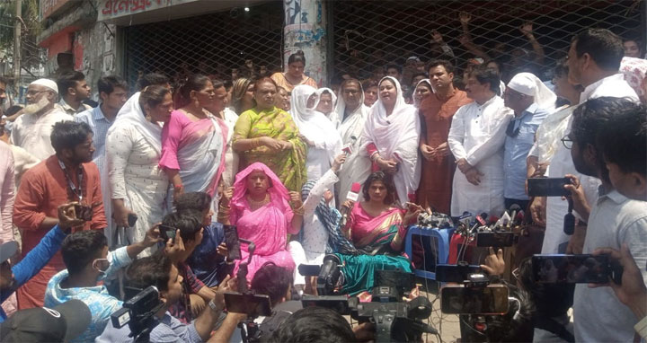 বঙ্গবাজারের ব্যবসায়ীদের ২০ লাখ টাকা দিলেন হিজড়ারা