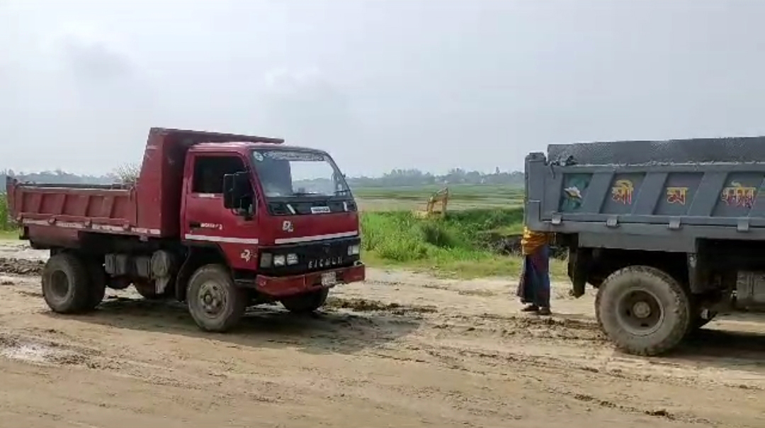 মুন্সিগঞ্জে দিনে-দুপুরে সরকারি মাটি লুট