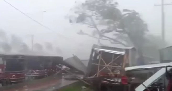 ১৮০ কিমি বেগে উপকূলে তাণ্ডব চালাচ্ছে ‘মোখা’