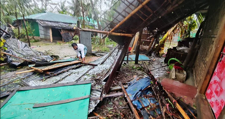 মোখায় কক্সবাজারে বিধ্বস্ত ২ হাজার ঘরবাড়ি, ক্ষতিগ্রস্ত ১০ হাজার