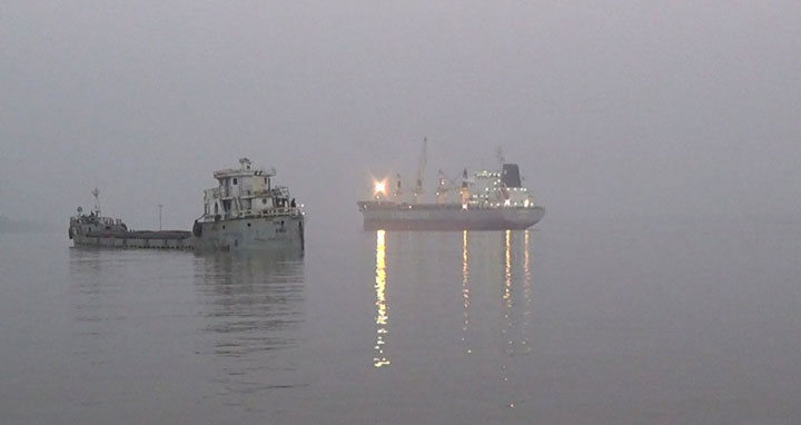 রামপাল তাপবিদ্যুৎকেন্দ্রের কয়লা নিয়ে মোংলা বন্দরে জাহাজ