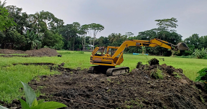 আগৈলঝাড়ায় নির্দেশ অমান্য করে জমির মাটি কেটে নেয়ার অভিযোগ