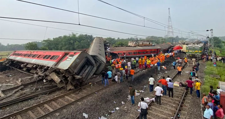 ভারতে ট্রেন দুর্ঘটনায় নিহতের সংখ্যা বেড়ে ২৮৮