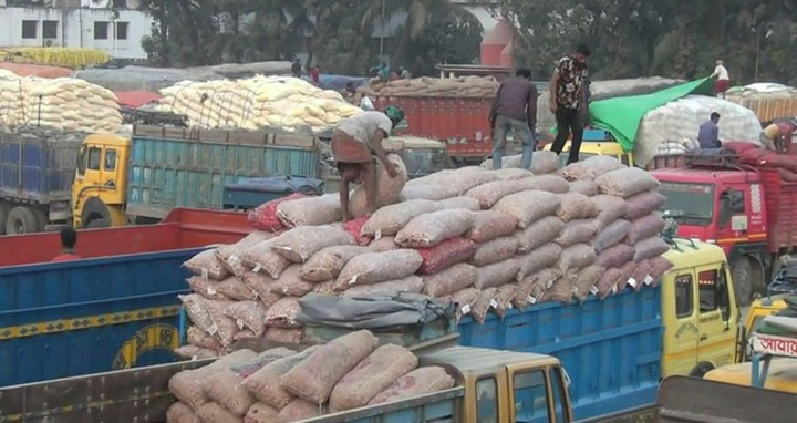 হিলি দিয়ে রেকর্ড পেঁয়াজ আমদানি, দেখা দিয়েছে ক্রেতা সংকট