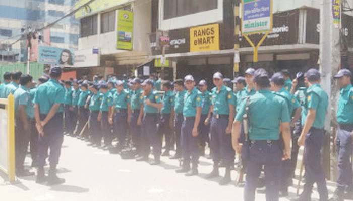 পাল্টাপাল্টি সমাবেশ ঘিরে সতর্ক পাহারায় পুলিশ