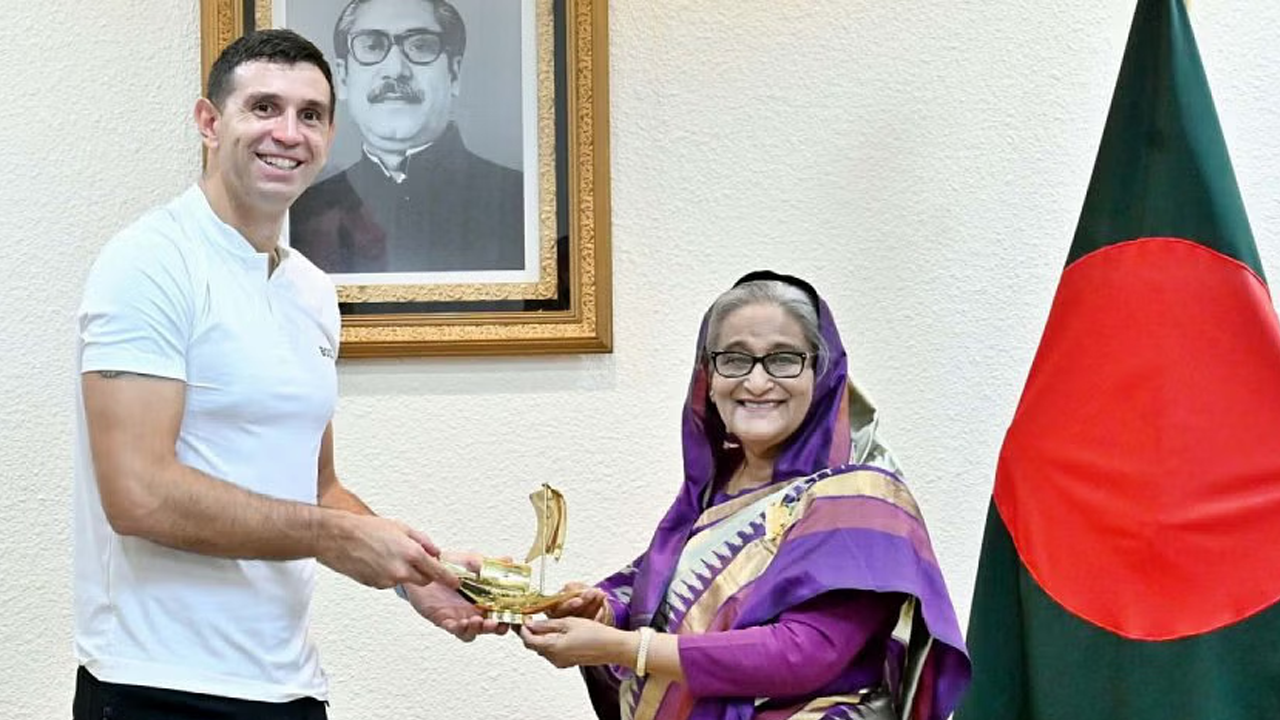 মার্টিনেজের প্রশংসা করে যা বললেন প্রধানমন্ত্রী