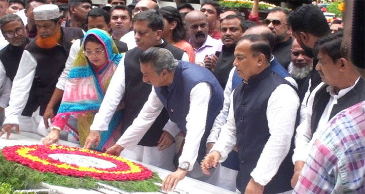 বঙ্গবন্ধুর সমাধিতে বরিশাল সিটি মেয়রের শ্রদ্ধা