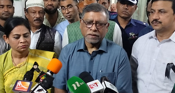 হঠাৎ করেই ১০ গুণ ডেঙ্গু রোগী বেড়ে যাওয়ায় স্যালাইনের ঘাটতি : স্বাস্থ্যমন্ত্রী
