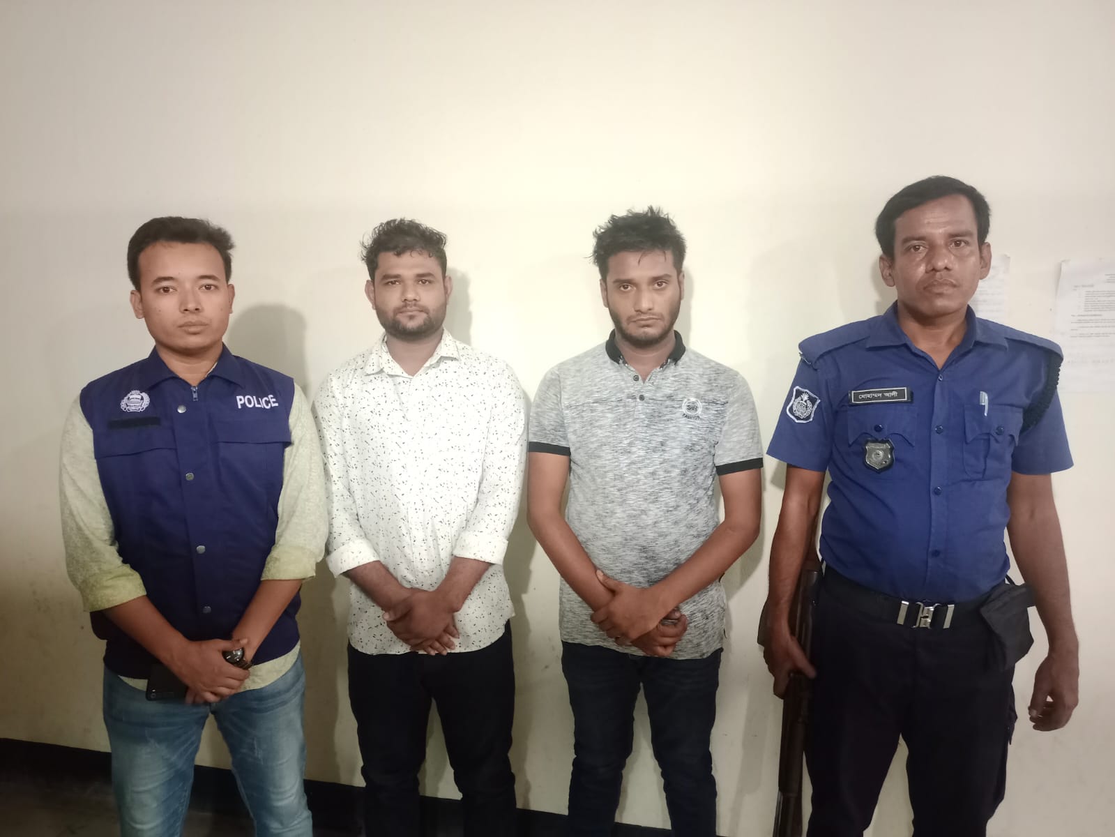 আশুলিয়ায় ব্যবসায়ীকে কুপিয়ে জখম, গ্রেফতার-২