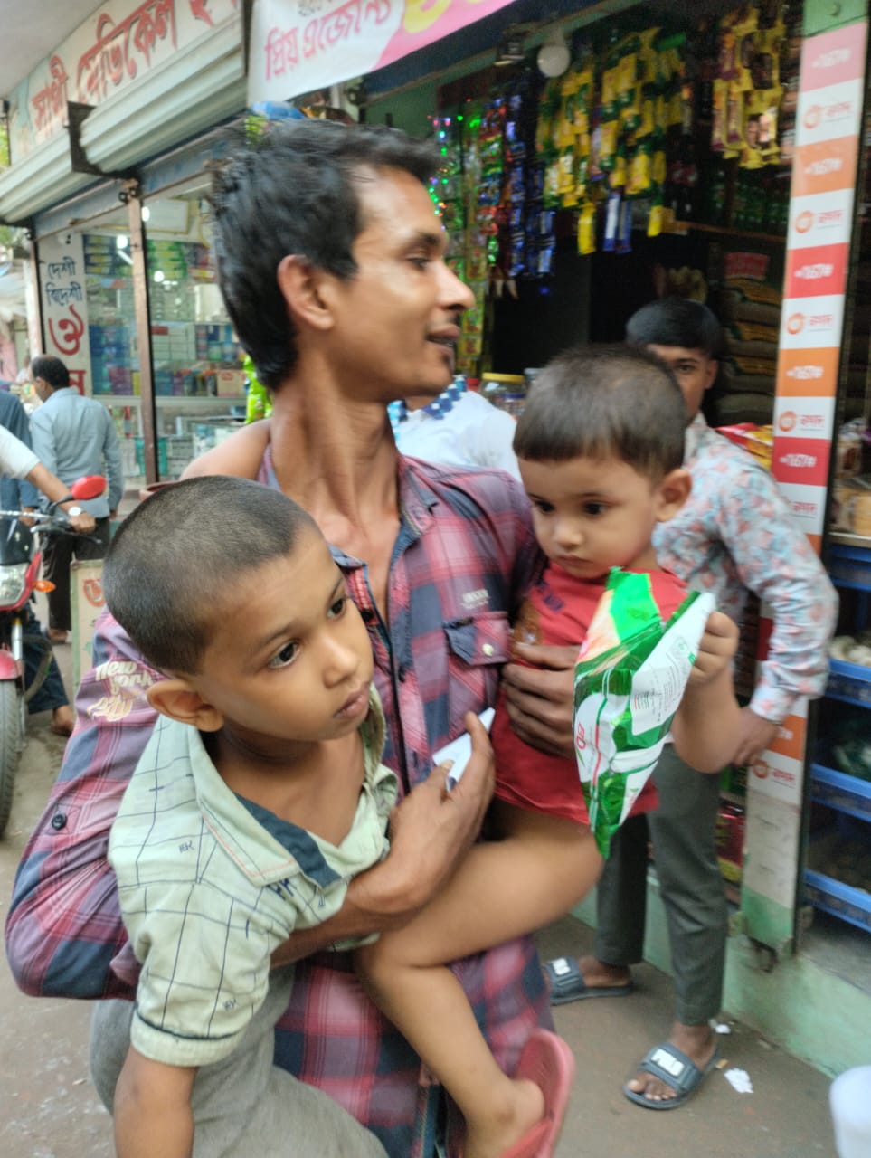 সন্তান অপহরণ করতে গিয়ে জনতার পিতা আটক