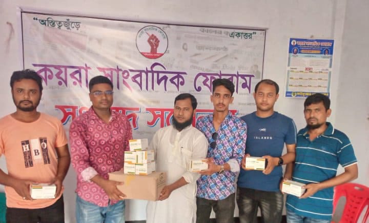 কয়রায় মেডিকেল ক্যাম্পের জন্য ঔযুধ দিলেন সাংবাদিক আলমগীর