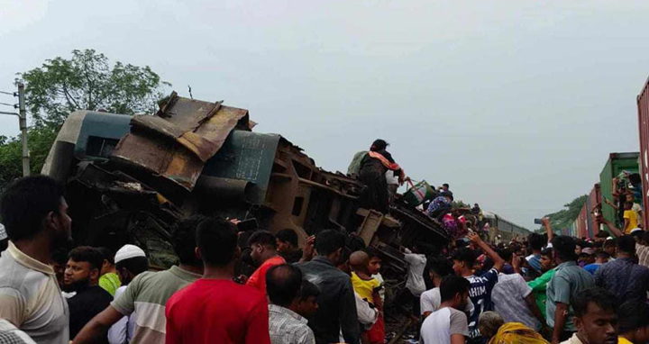 নিহত-নিখোঁজদের খোঁজে ঘটনাস্থলে স্বজনরা
