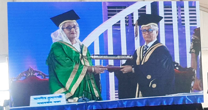 বিশেষ সমাবর্তনে বঙ্গবন্ধুকে ডিগ্রি দিল ঢাকা বিশ্ববিদ্যালয়