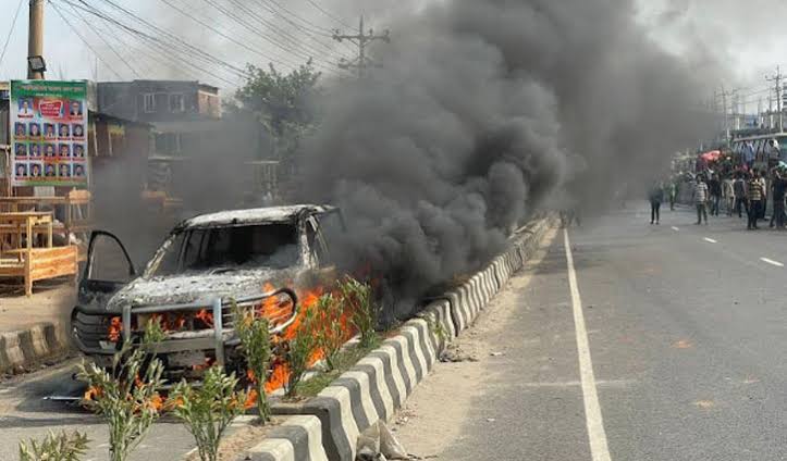 গাজীপুর বেতন বাড়ানোর দাবিতে টানা চতুর্থ দিনে মহাসড়কে শ্রমিকদের বিক্ষোভ