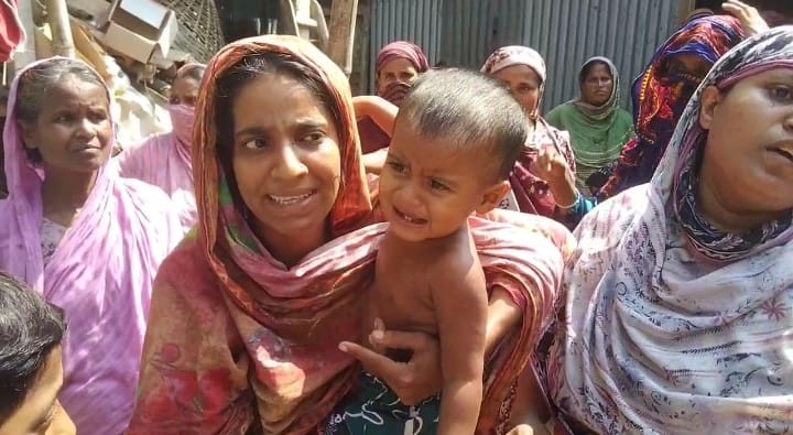 কামারখন্দে গৃহবধুকে ব্যাংক একাউন্ট খুলে দেওয়ার কথা বলে তালাকনামায় সাক্ষর ও মারপিটের অভিযোগ