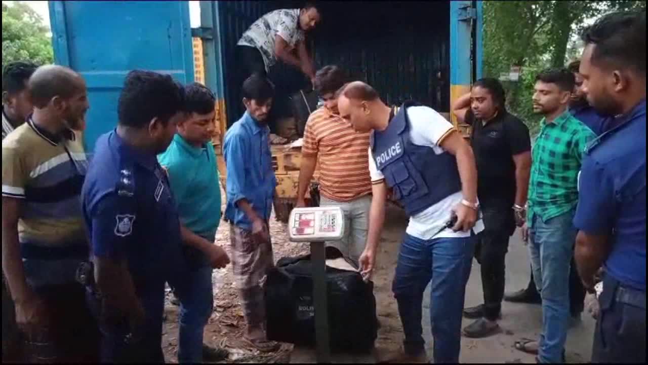 ব্রাহ্মণবাড়িয়ার কসবায় বিপুল পরিমান গাঁজাসহ তিন চোরাকারবারী গ্রেফতার