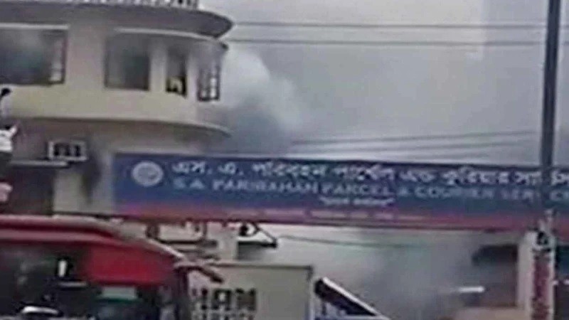 রাজধানীতে এস এ পরিবহন অফিসে আগুন, নিয়ন্ত্রণে ১০ ইউনিট