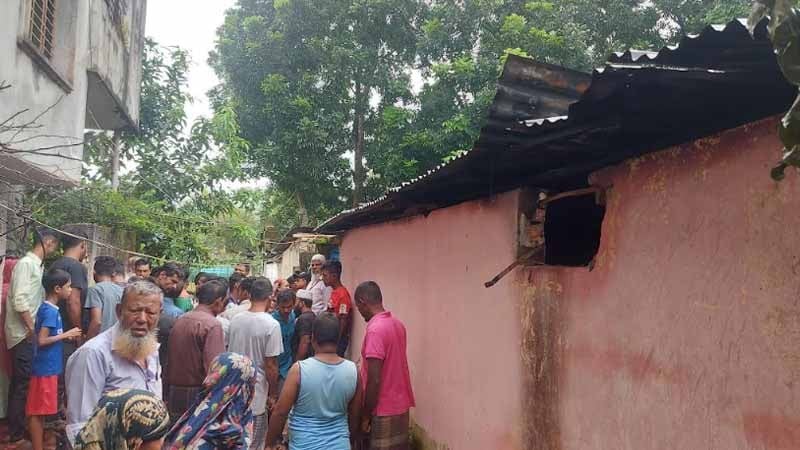 চোখের সামনে ২ শিশুকে পুড়তে দেখলেন বাবা-মা